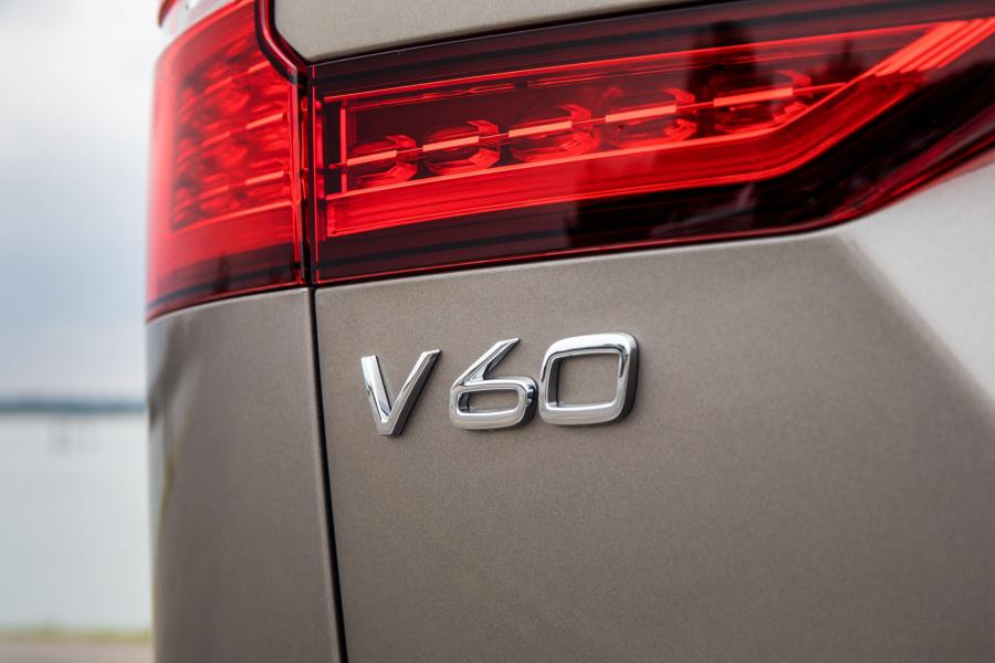 Логотип Volvo V60 D4 Momemtum 2018 года  (UK) (фото 27 из 40)